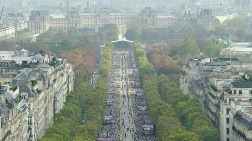 Huge crowds flood the Champs-Élysées on the Pope's second day in France