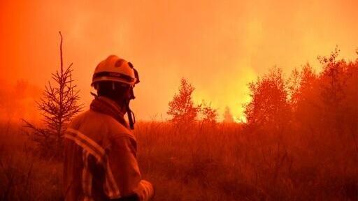 The blaze charring the High Fens nature reserve has grown since Friday to 3,000 hectares (7,500 acres), with Saturday seeing the worst of the flames