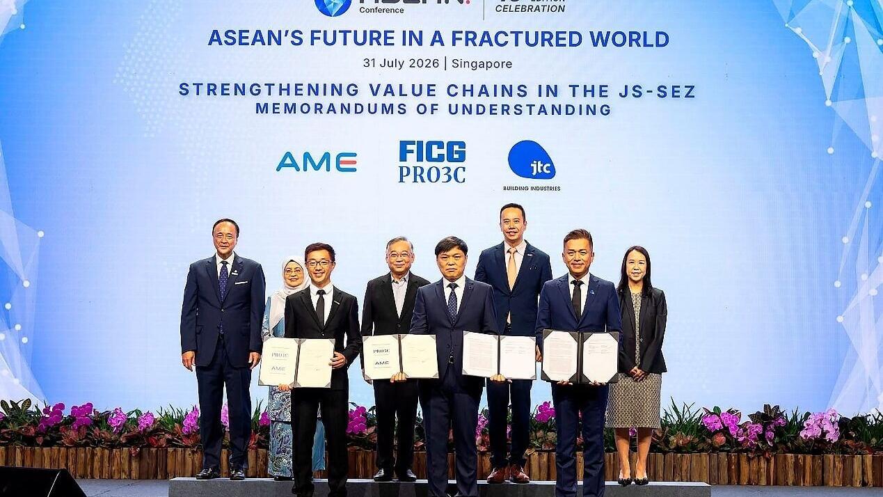Front Row, Left to Right: Dr Dylan Tan, CEO, AME Elite. Mr Steven Tan, President, PRO3C. Mr Nelson Liew, Group Director, New Estates, JTC. Back Row, Left to Right: Mr Frederick Chin, Head of Group Wholesale Banking and Markets, UOB. Her Excellency Datin...