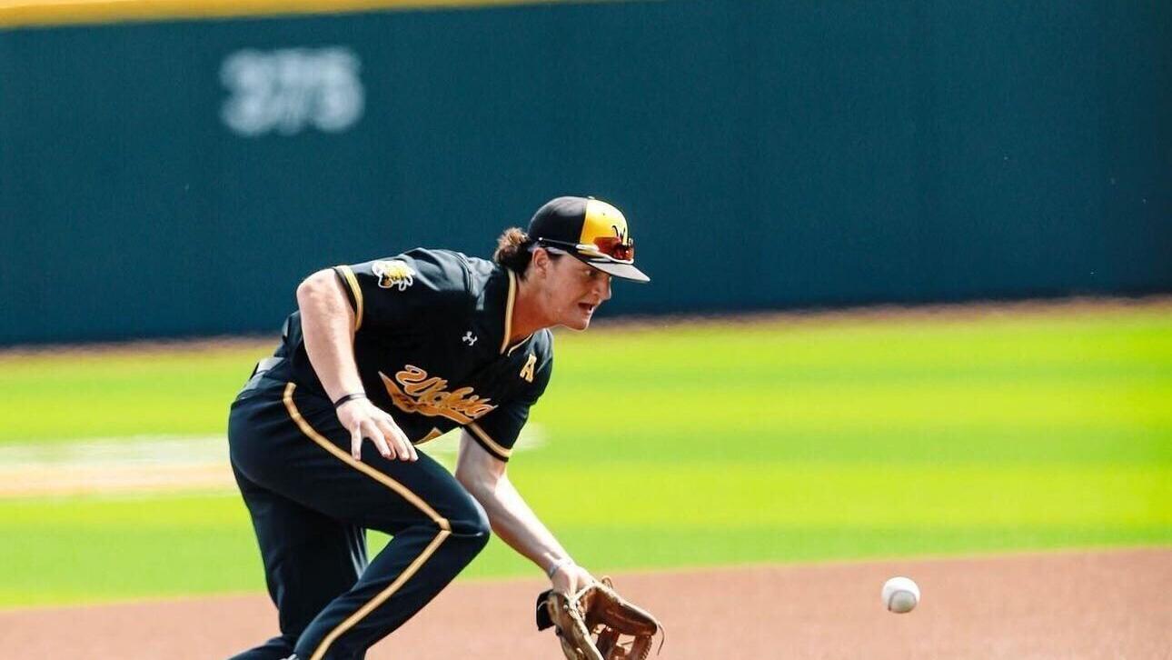 Kam scoops grounder for Witchita
