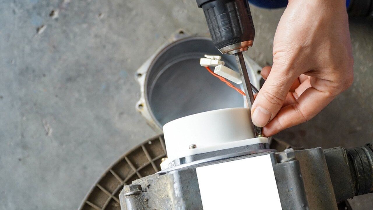 What are the signs that a servo motor needs repair?