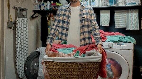 In “The Breadwinner,” Nate Wilcox (Bargatze) takes on the laundry room with the help of all® free clear.