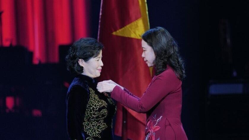 Mai Kieu Lien Receiving the Third-Class Independence Order at Vinamilk's 50th Anniversary Celebration