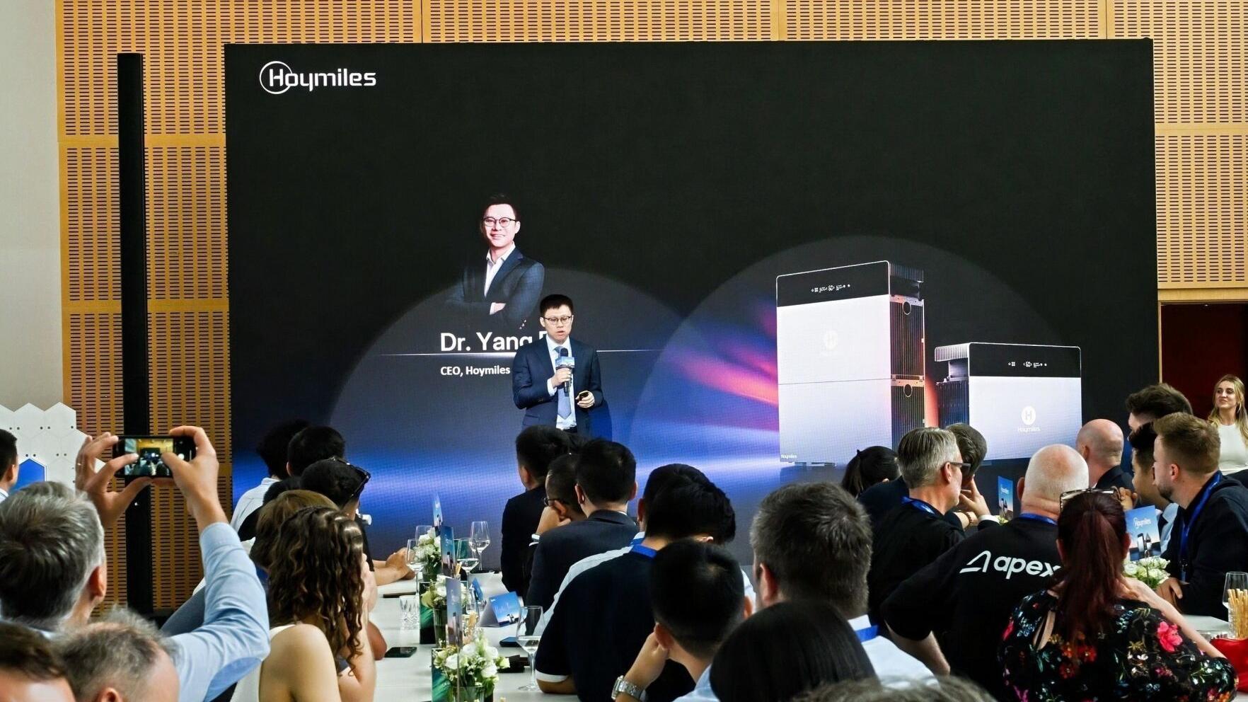 Dr. Yang Bo, CEO of Hoymiles, delivered the opening speech at the HiBattery 4020 X launch event
