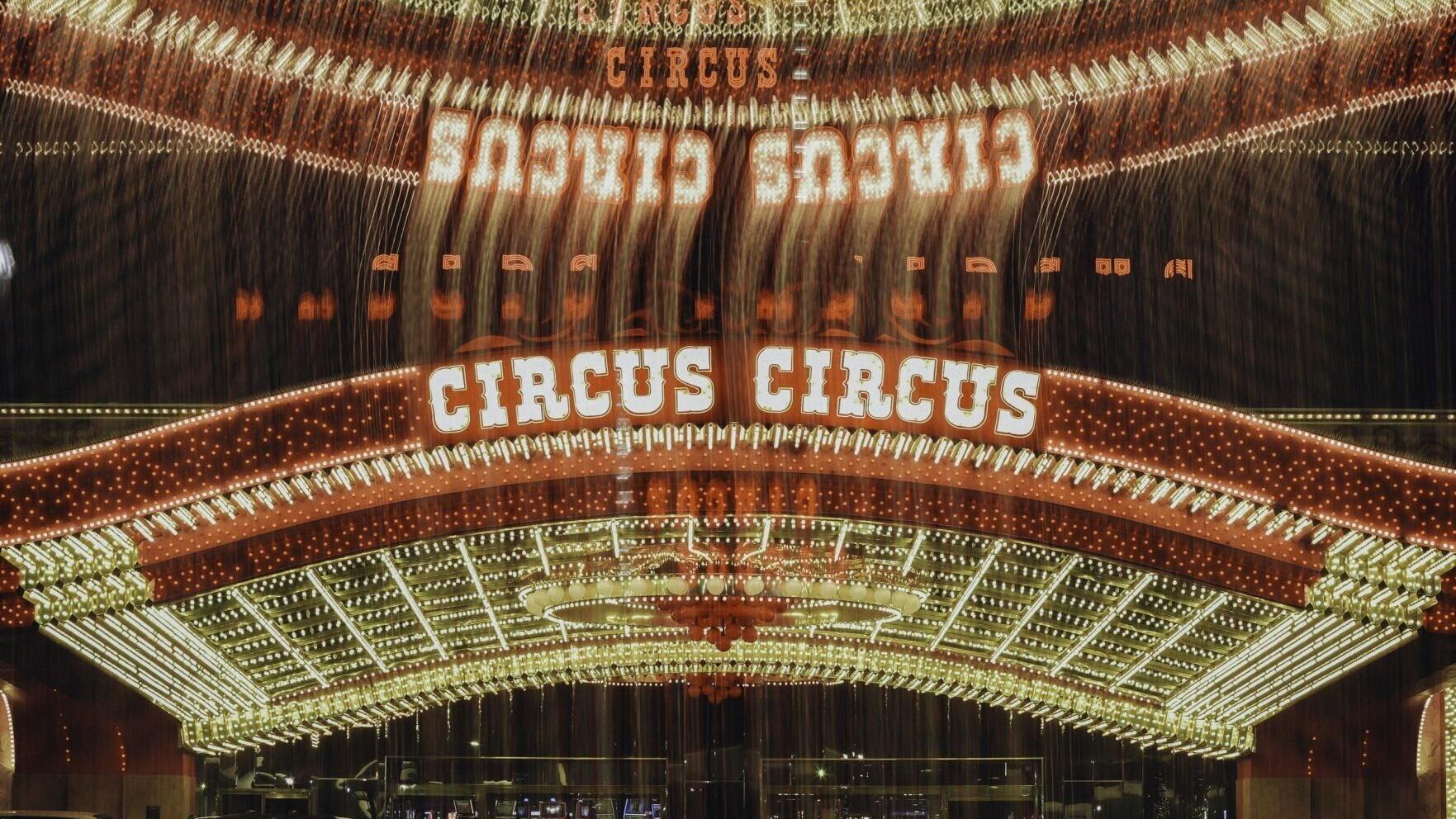Circus Circus, uno de los complejos de Las Vegas favoritos de las familias desde sus inicios, ofrece tarifas asequibles para sus casi 4,000 habitaciones distribuidas en su parador, habitaciones de la torre, suites y parque de casas rodantes, además de a...