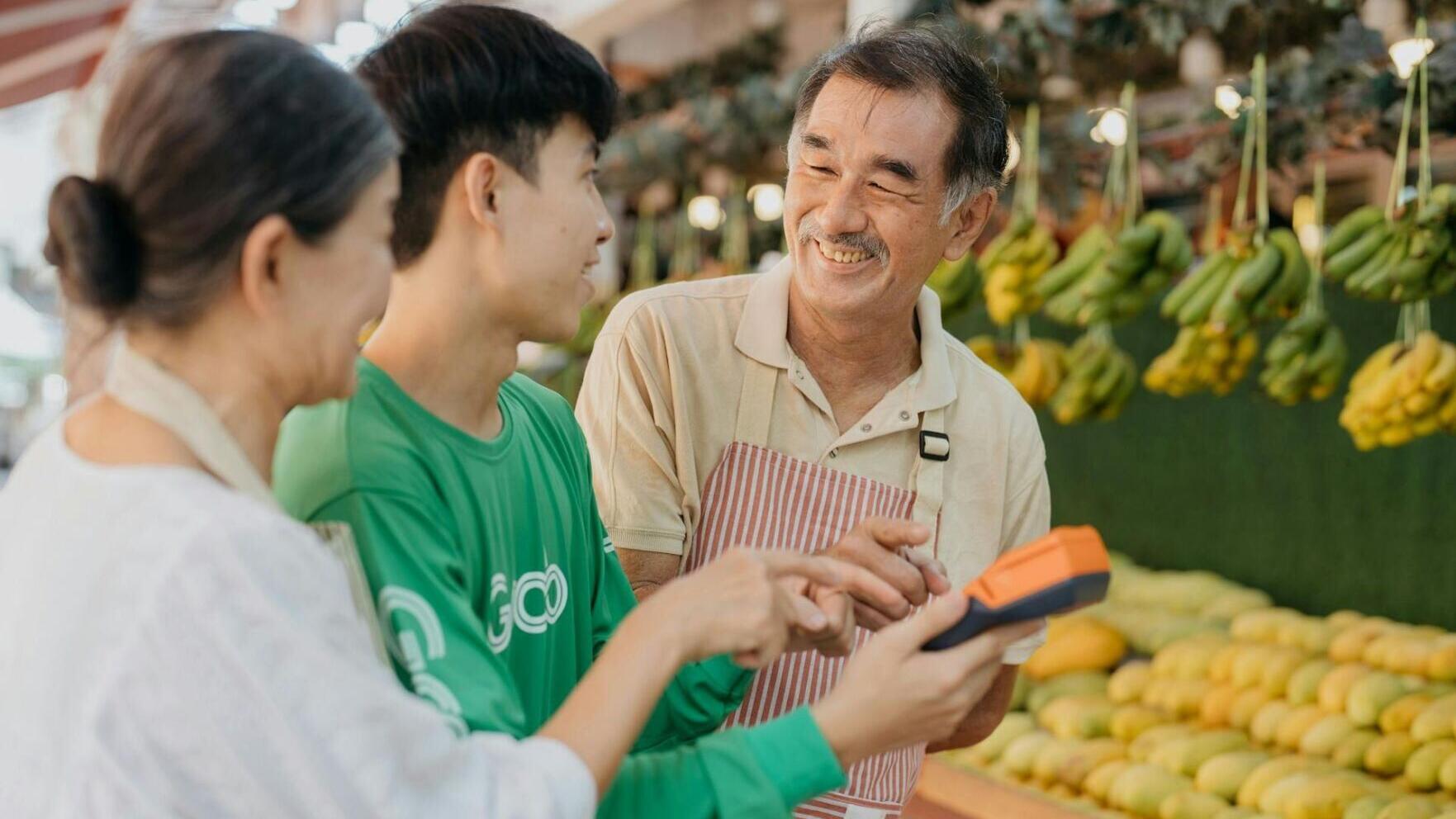 Shoppers can take cues when managers step in to help their staff.