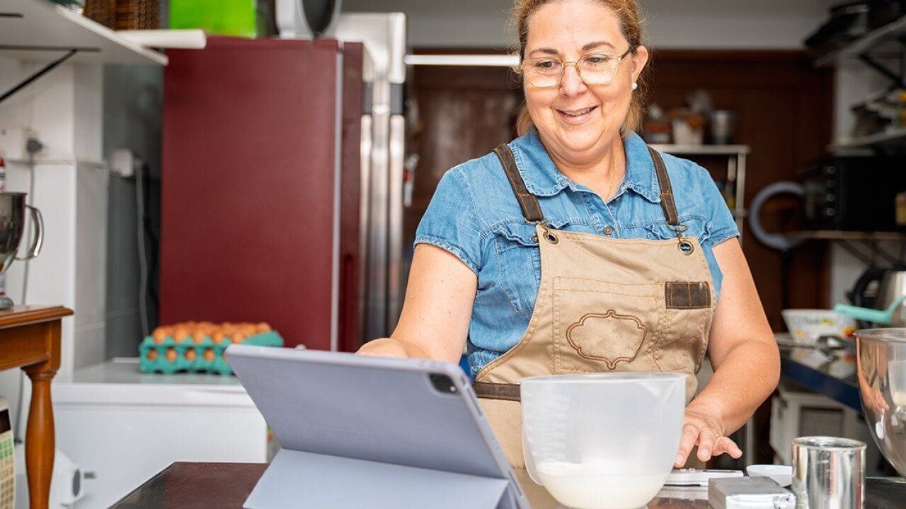 Report finds more small businesses are carrying overdue invoices than last year