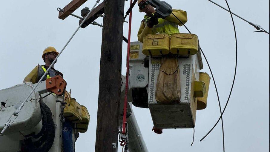 PSE&amp;G workers repair electric service in Clifton, NJ, July 2026.