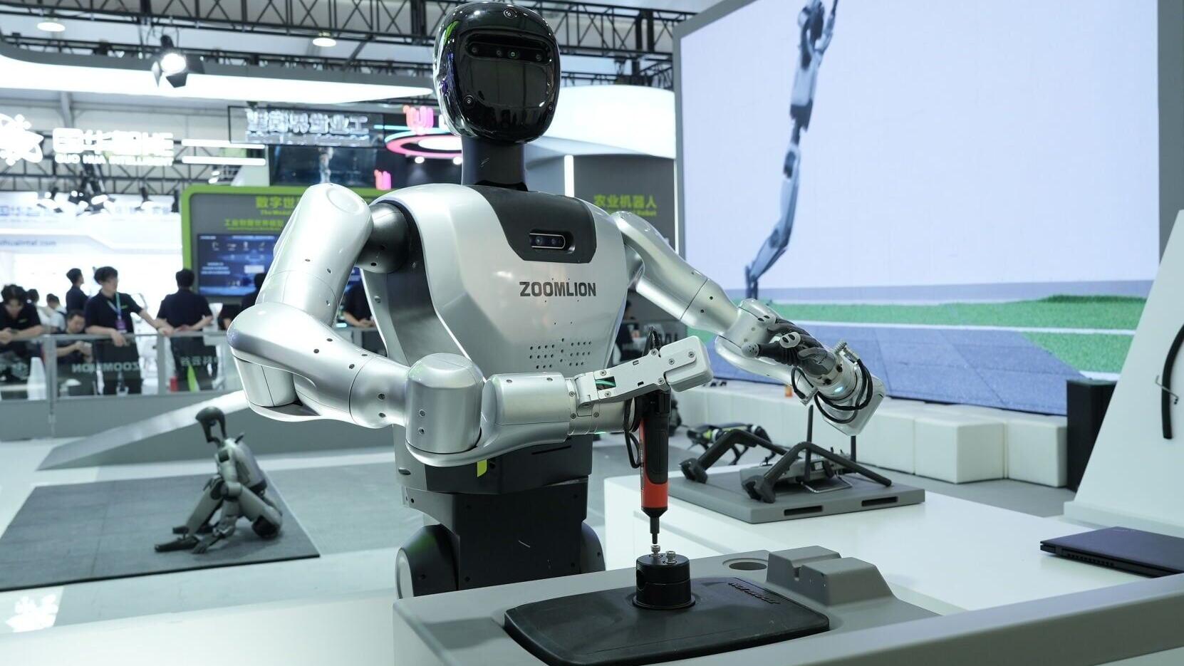 A Zoomlion humanoid robot performs rearview-mirror pre-assembly at the World Robot Conference