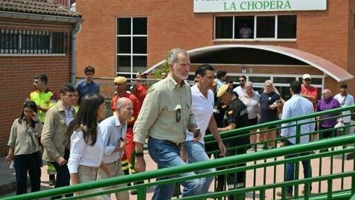 The Spanish king and queen visited evacuees in Villamanta on Sunday