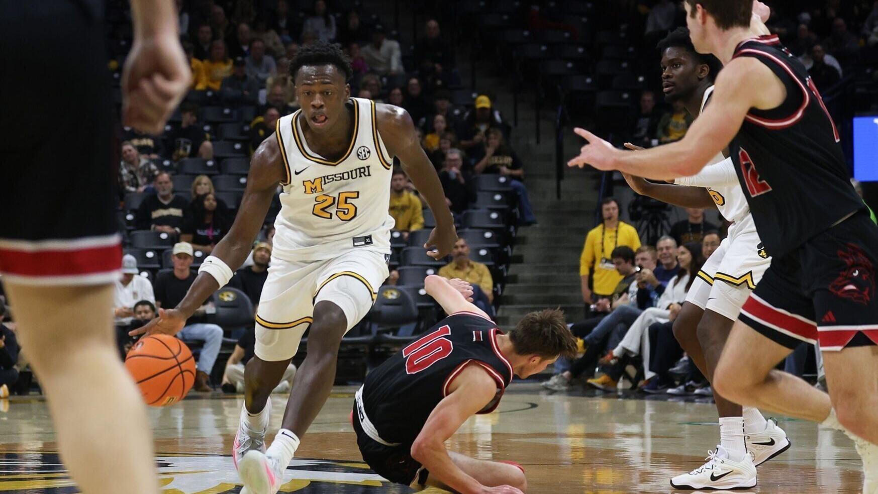 Missouri's Mark Mitchell (25) dribbles the ball (copy) (copy)