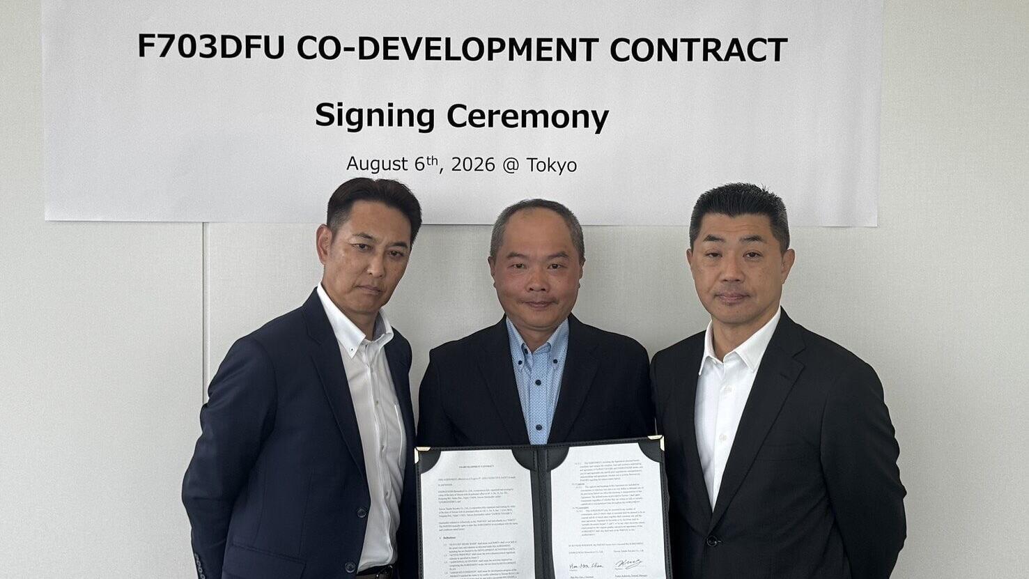 Signing ceremony: Kakinoki Fumio, President of Tanabe Taiwan; Han-Min Chen, Chairman of Energenesis Biomedical; and Toshifumi Tada, Executive Officer and Head of the Asia and Europe Business Division, Tanabe Pharma Corporation.