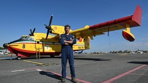 The Canadair CL415s are high-wing twin-engine turboprop water bombers amphibious aircraft, with a range of 2,427 km, a maximum speed of 376 km/h and a capacity of 6,137 liters of water.