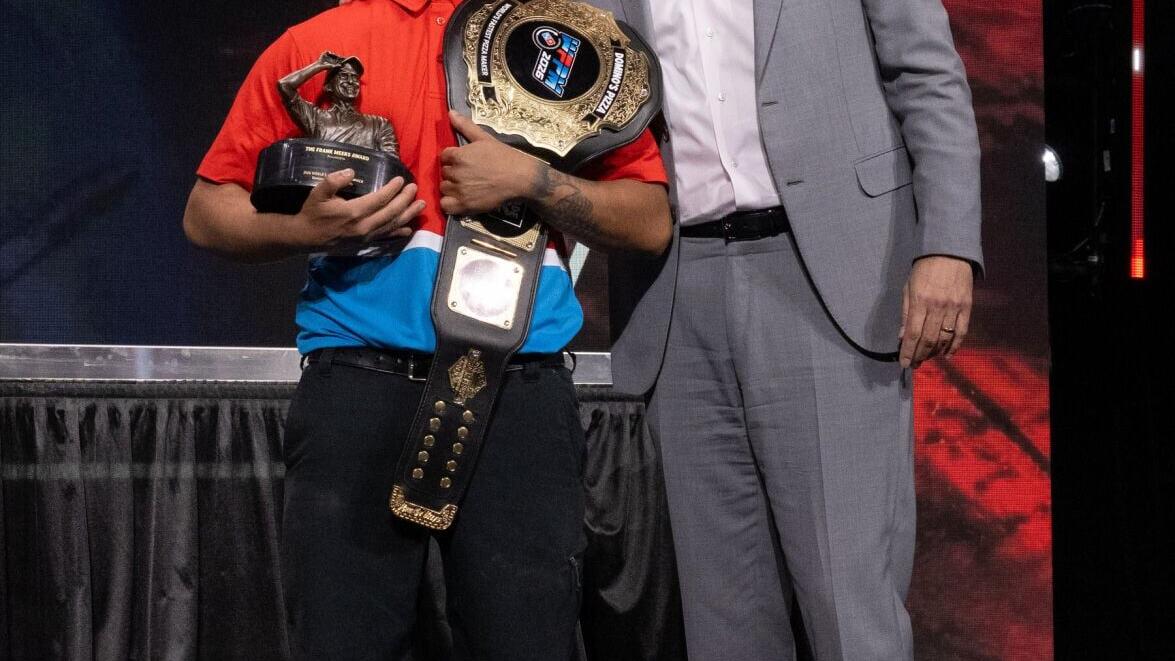 Richard Delcid (izquierda) ganó el título de "pizzero más rápido del mundo" 2026 de Domino's, el trofeo y el cinturón de campeón, que fueron entregados por el director ejecutivo Russell Weiner (derecha) en el Mandalay Bay Resort en Las Vegas el 13 de ma...