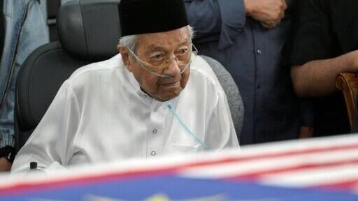Mahathir Mohamad looks at the casket of his wife, Siti Hasmah Mohamad Ali, during her funeral ceremony on September 28