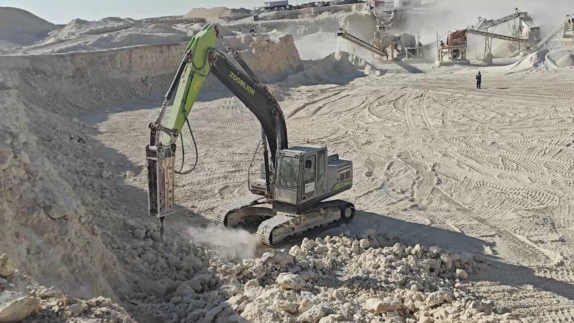 Developed for high-temperature and dusty worksites, Zoomlion's 21-ton crawler hydraulic excavator operates at a quarry in the Middle East.