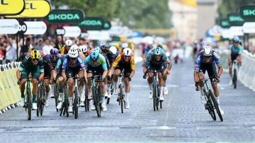 Mathieu van der Poel (R) dug deep for a memorable, razor's edge triumph