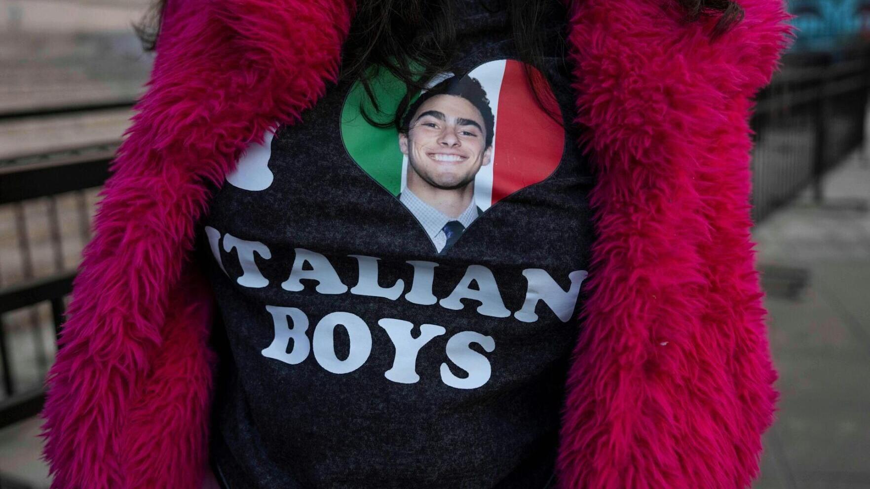 A supporter waits outside a federal courthouse in New York ahead of a January 2026 hearing for Luigi Mangione.