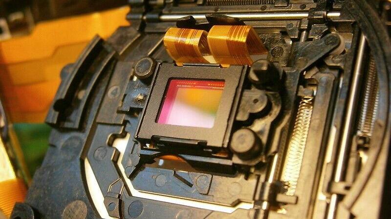 Cryogenic VCSEL-based optical interconnects can support high-bandwidth communications at low temperatures, while reducing thermal leakage and power consumption
