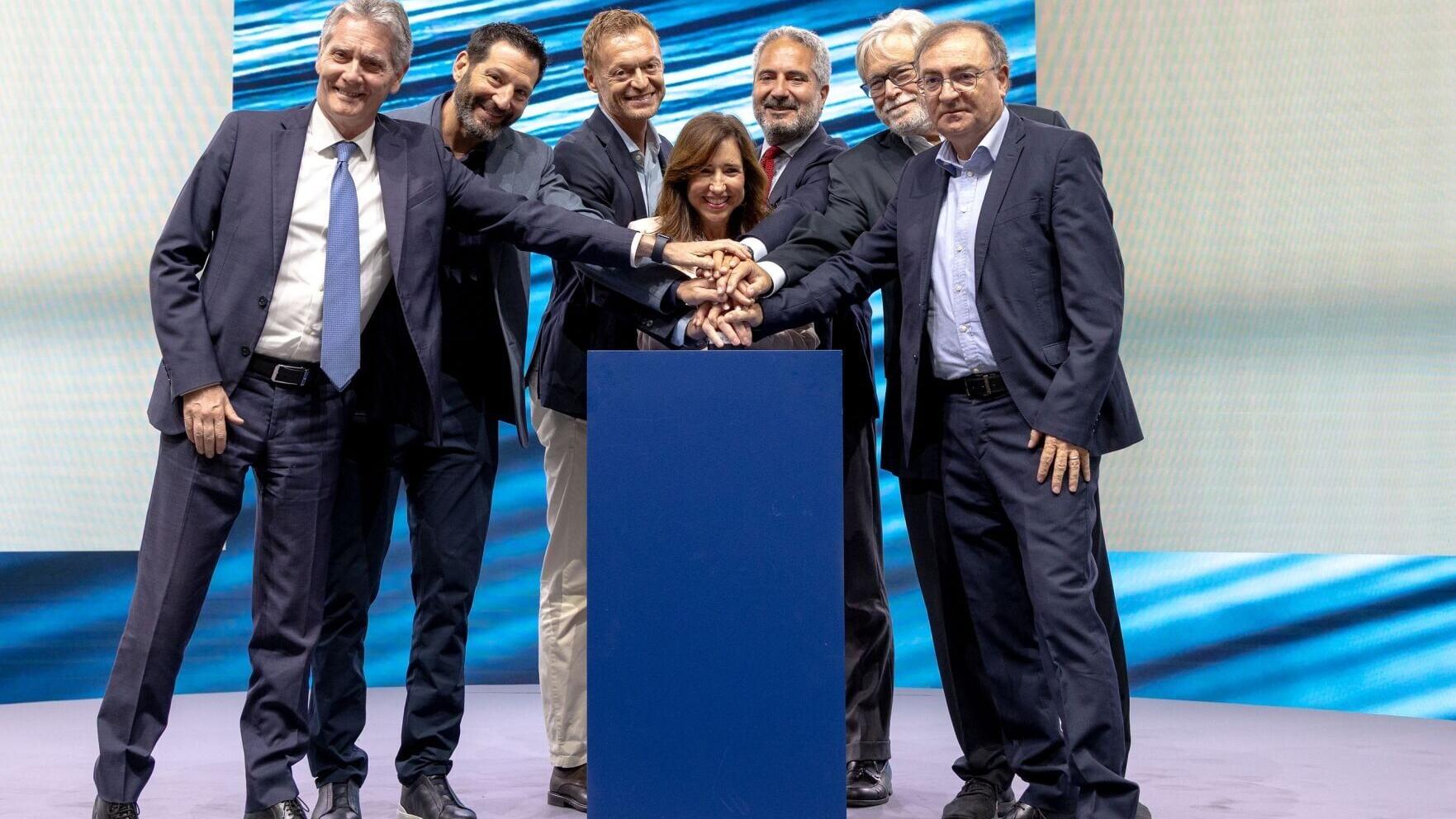En la imagen, de izquierda a derecha: Biagio Mazzotta, presidente de Fincantieri; Josh Weinstein, director ejecutivo de Carnival Corporation; Cristiano Bazzara, director del astillero de Monfalcone; Christine Duffy, presidenta de Carnival Cruise Line; P...