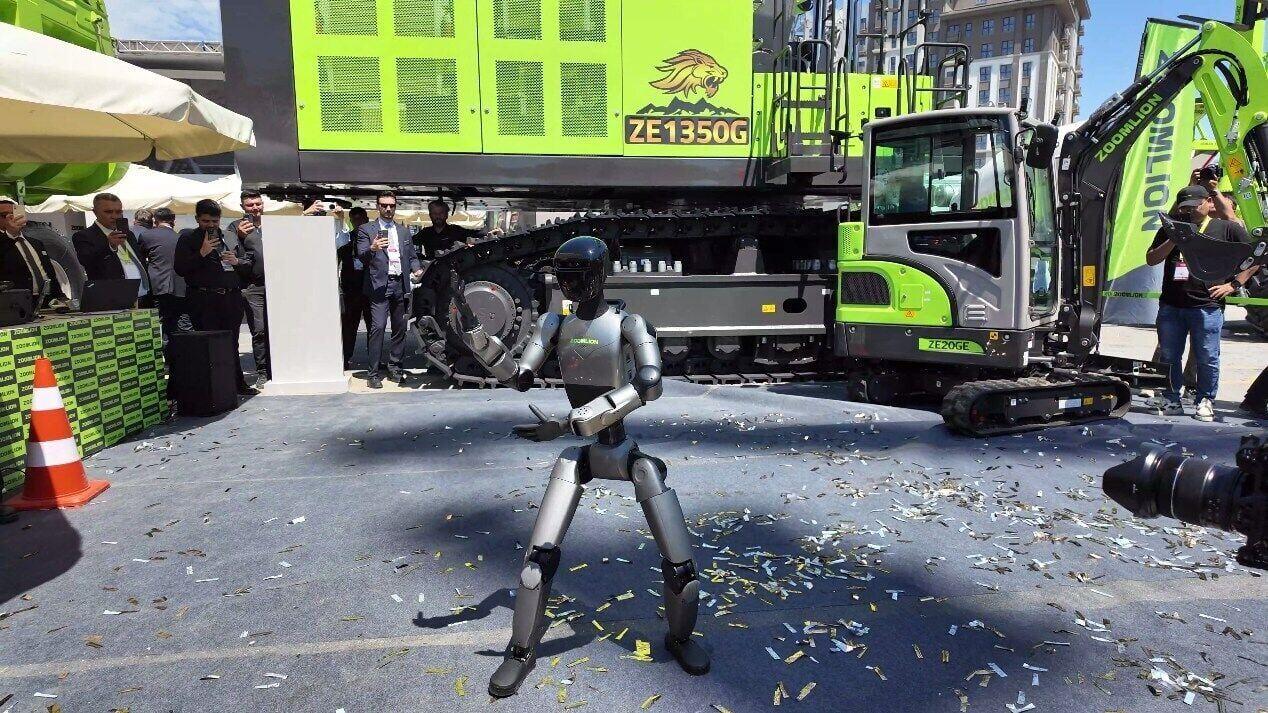 Zoomlion's Humanoid Robot Z01 performed a Tai Chi routine, drawing large crowds and extensive visitor engagement at KOMATEK 2026 in Istanbul.