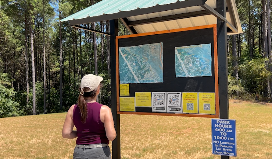 Maps provide guidance to trail loops and difficulty