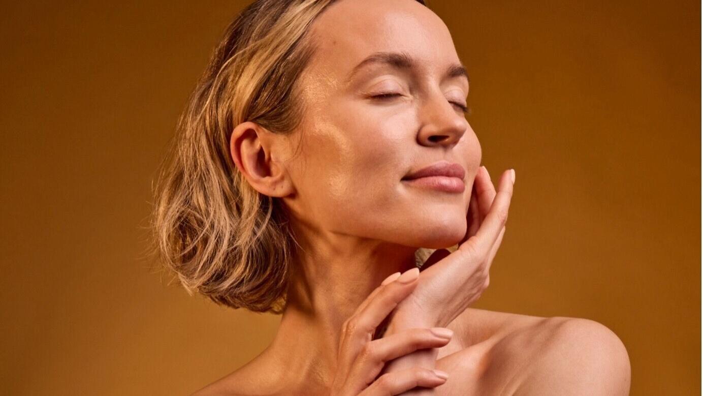 The VENN Regenerative Glow Facial is a clinically driven Korean beauty treatment featuring VENN’s 10B-EXO EGF (Epidermal Growth Factor) and Microcurrent Technology to maximize absorption. With 10 billion plant-derived exosome vesicles, EGF, and microbio...