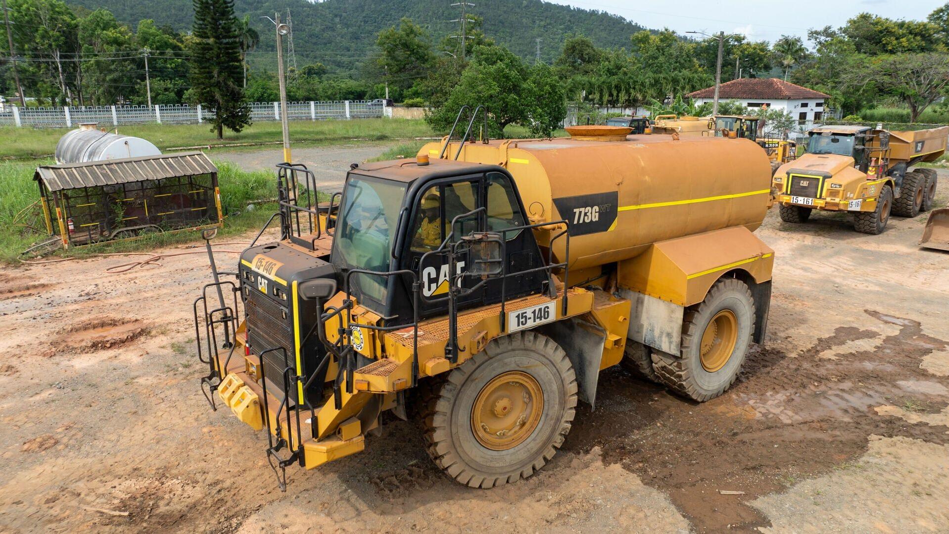 2016 Caterpillar 773G Water Tank Cap Tank 8000 Gallons with Single Hydraulic Pump and Four Pneumatic Spayers