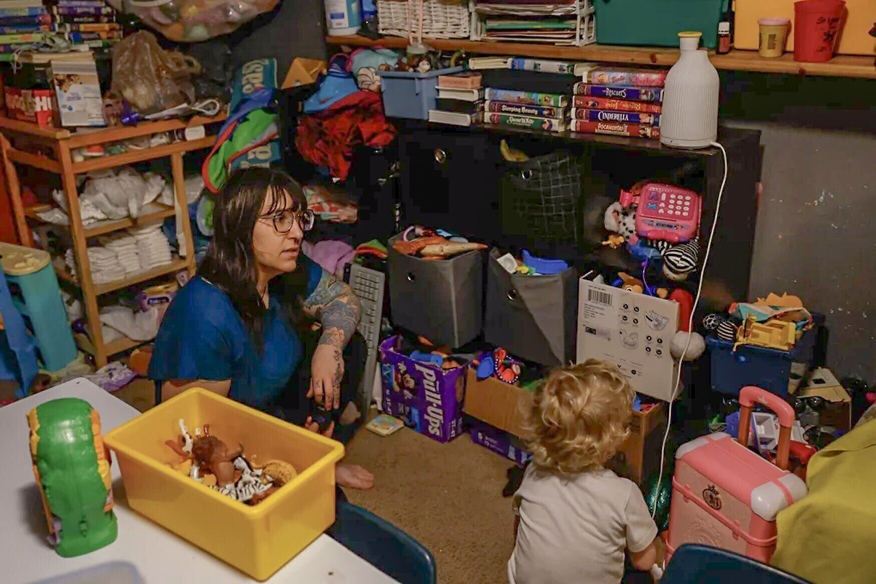 Änna Farrar spends time with children