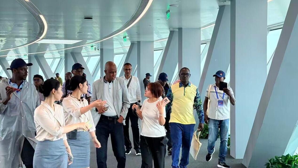 Photo shows African youth media representatives visiting the Daze Lake International Talent Community in Wangcheng District of Changsha City, central China's Hunan Province.
