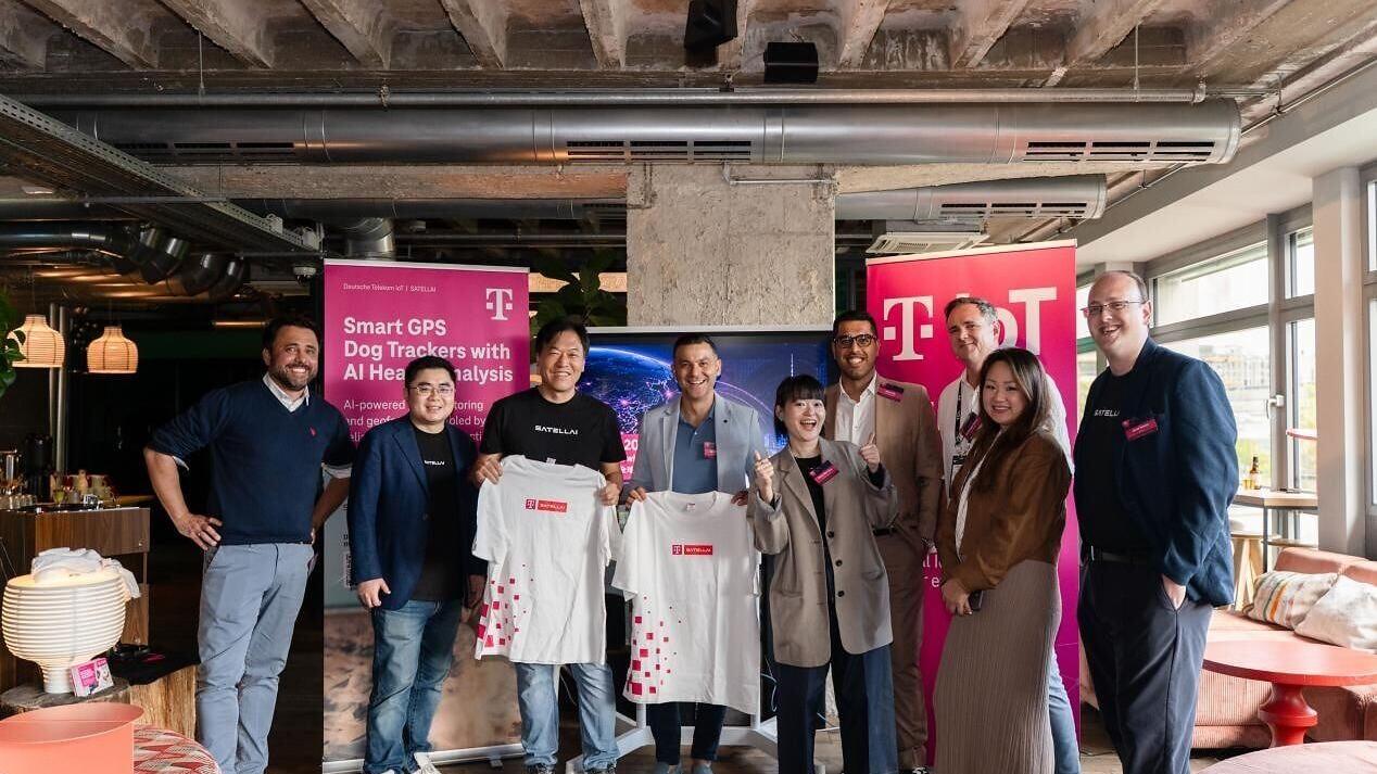 Group Photo of SATELLAI, Deutsche Telekom IoT, and Swift Navigation