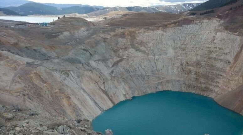 Mine pit