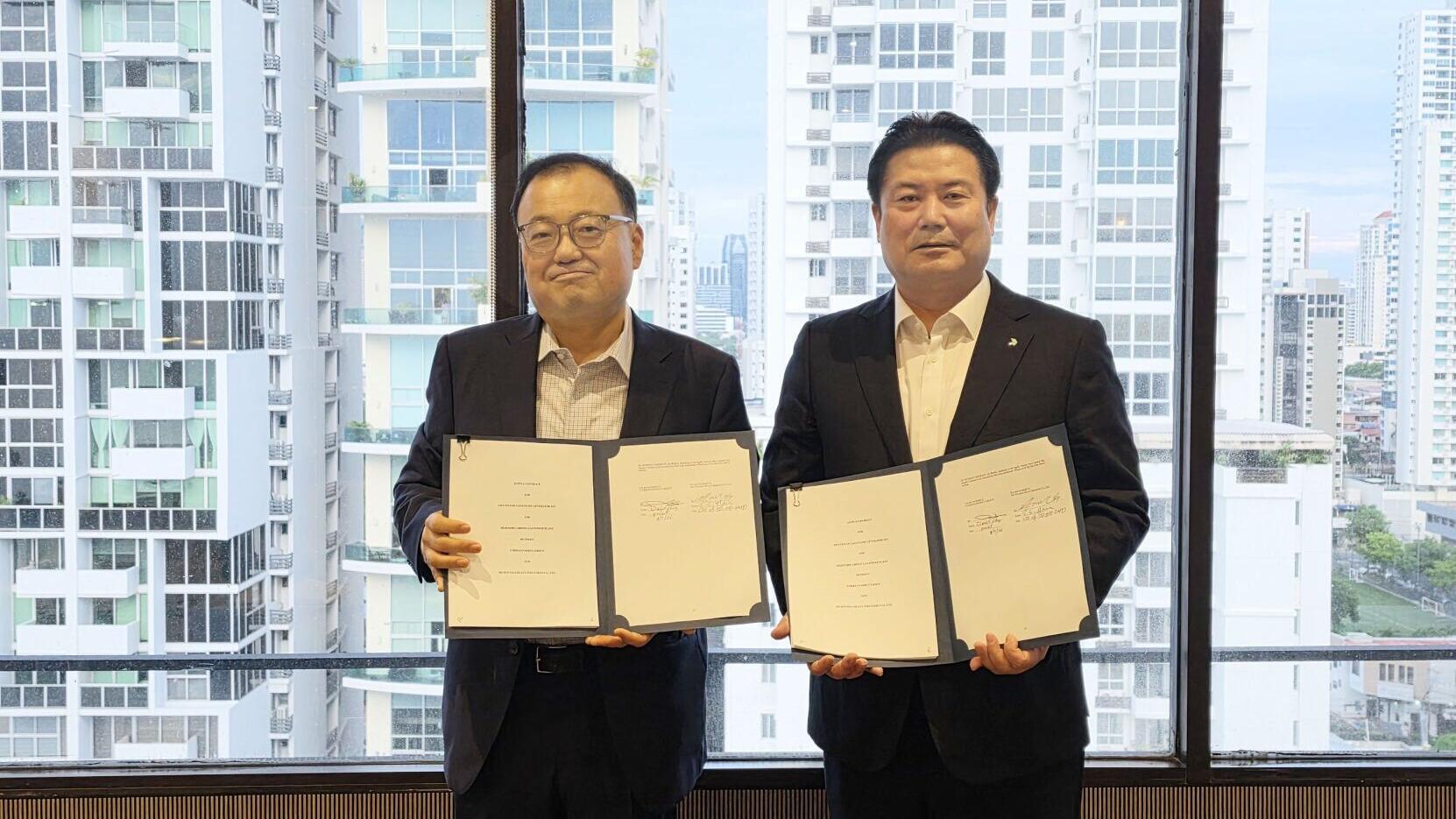 HD Hyundai Heavy Industries signed a contract with U.S.-based energy infrastructure developer Corban Energy Group to supply power generation systems for data centers in the U.S. (From left to right, Daniel Chung, President of Coban Energy Group, Han Jus...