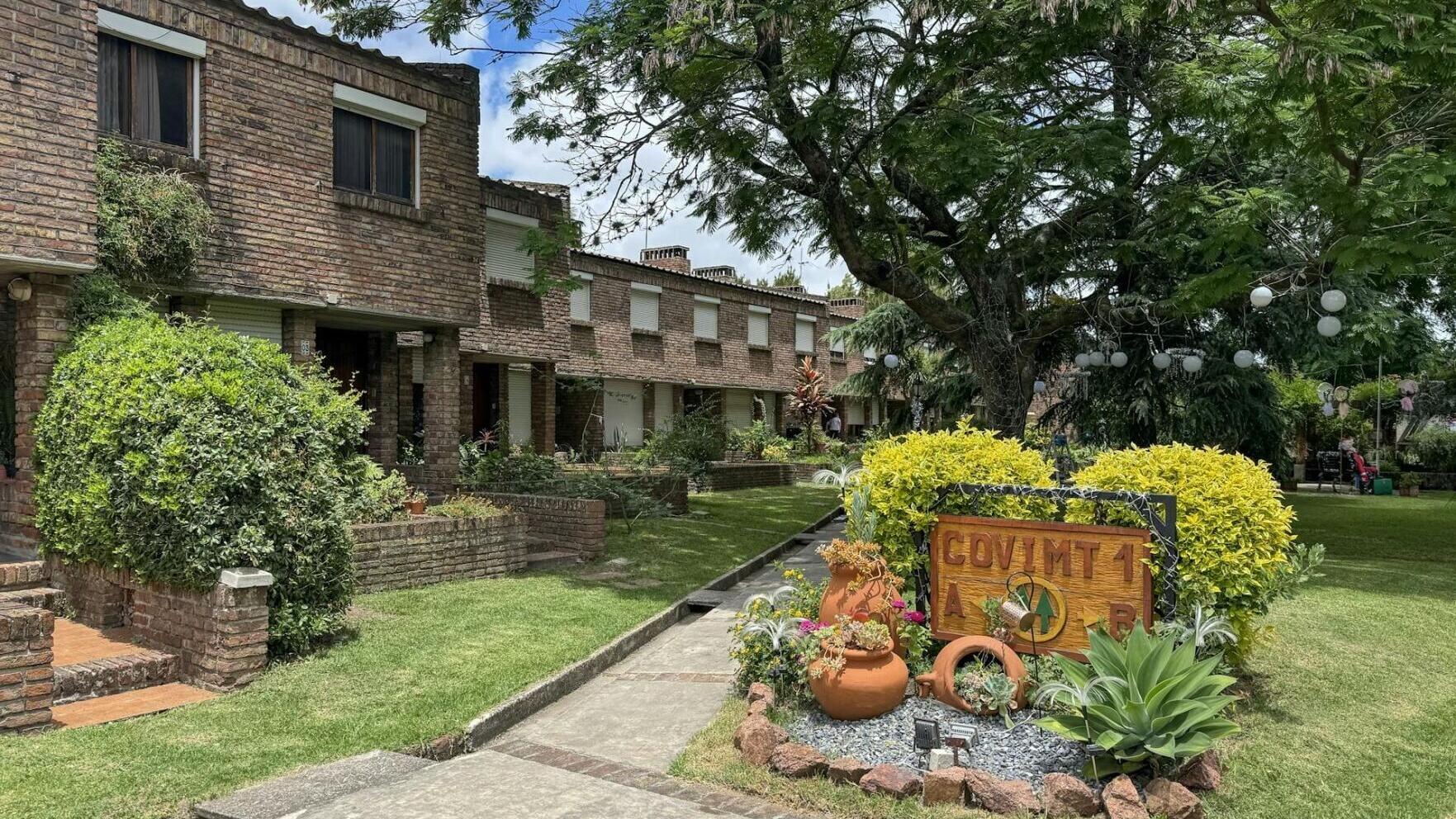 Located in the Peñarol neighborhood of Montevideo, COVIMT 1 was the city's first mutual aid housing cooperative. It was founded by textile workers, who completed construction of the complex in 1972. Bé Estudio, CC BY-SA