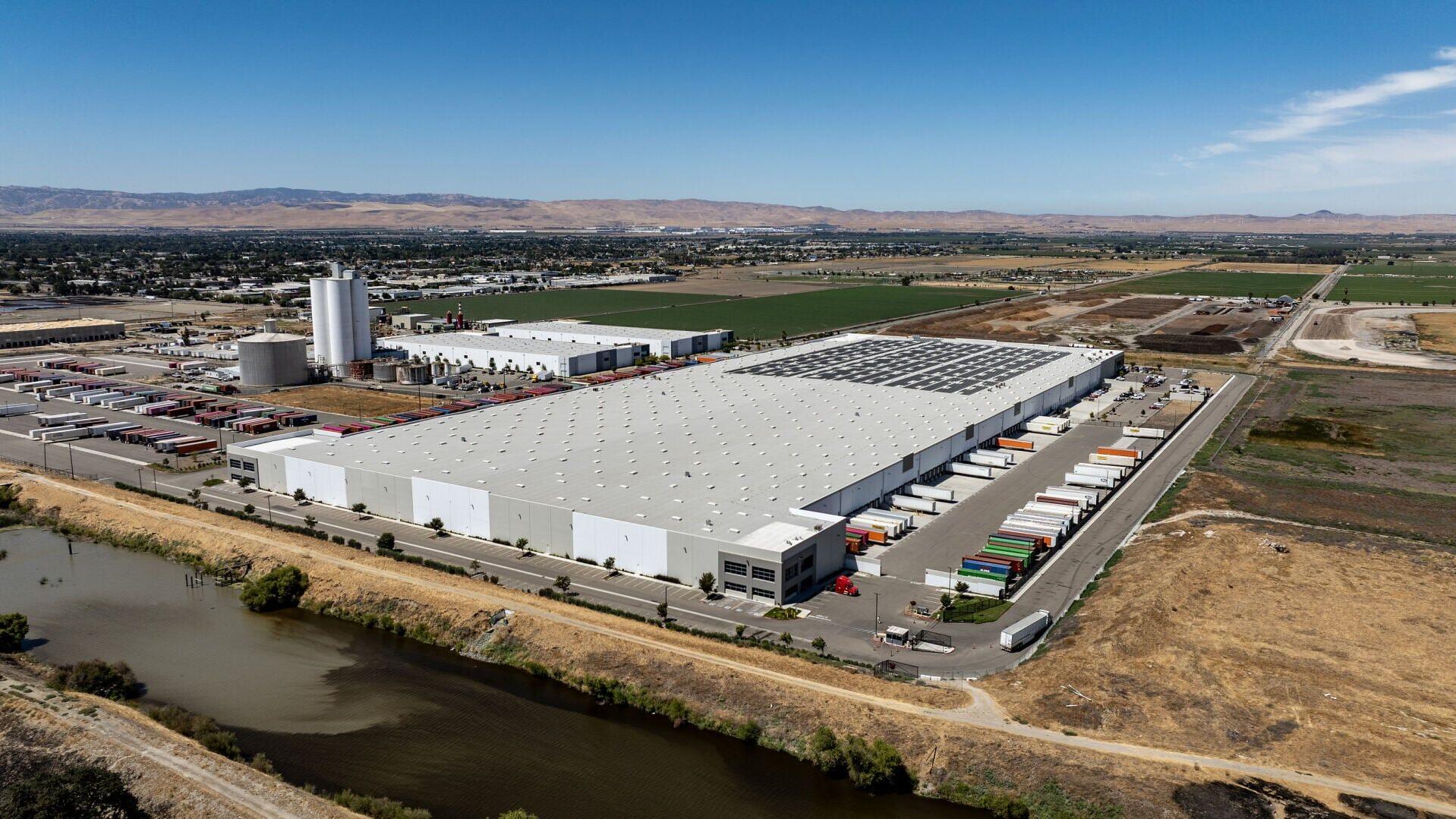 Medline’s newly leased 925,000-square-foot distribution center is located on Sugar Road in Tracy,  less than 10 miles from the previous Medline site in Tracy.