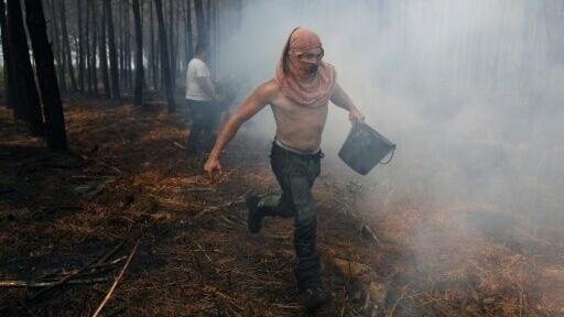 Volunteers and firefighters helped stabilise a massive fire near Bordeaux