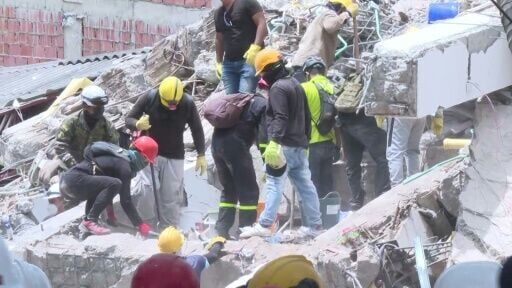 Rescue teams remove rubble via human chain in quake-damaged Cali