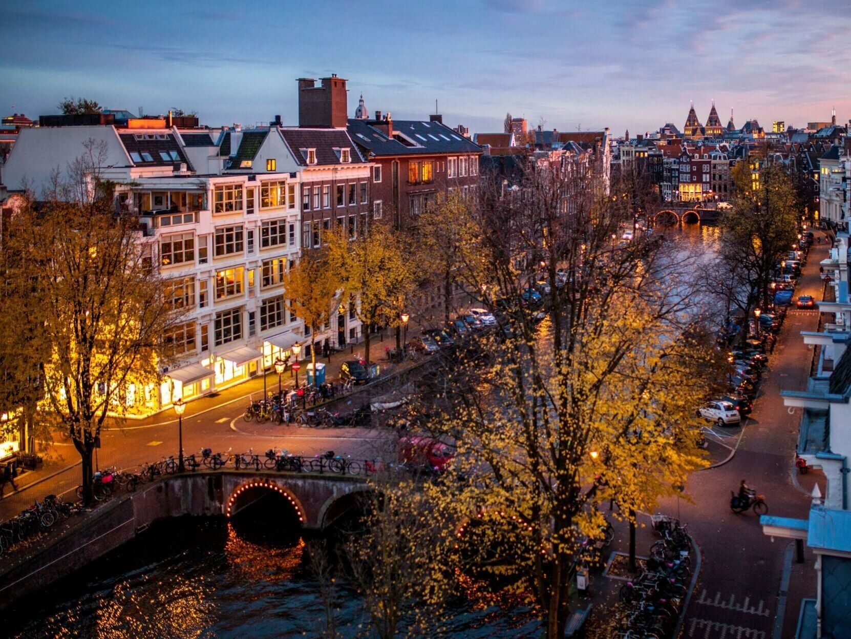 emperor canal amsterdam at night.jpg