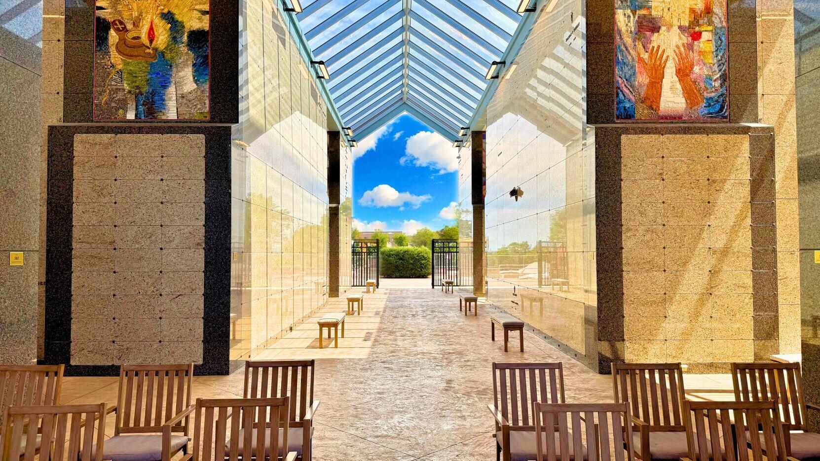 El nuevo mausoleo al aire libre del Espíritu Santo cuenta con zonas de descanso totalmente cubiertas y protegidas, luminosas y hermosas claraboyas y coloridas obras de arte litúrgico.