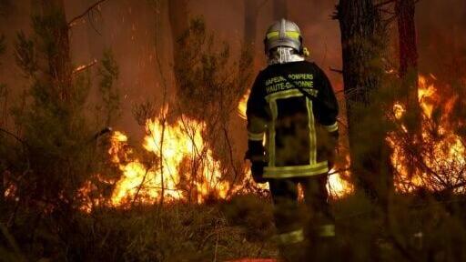 A forest fire is raging in Saint-Jean-d'Illac, around 30 km (19 miles) from the French city of Bordeaux