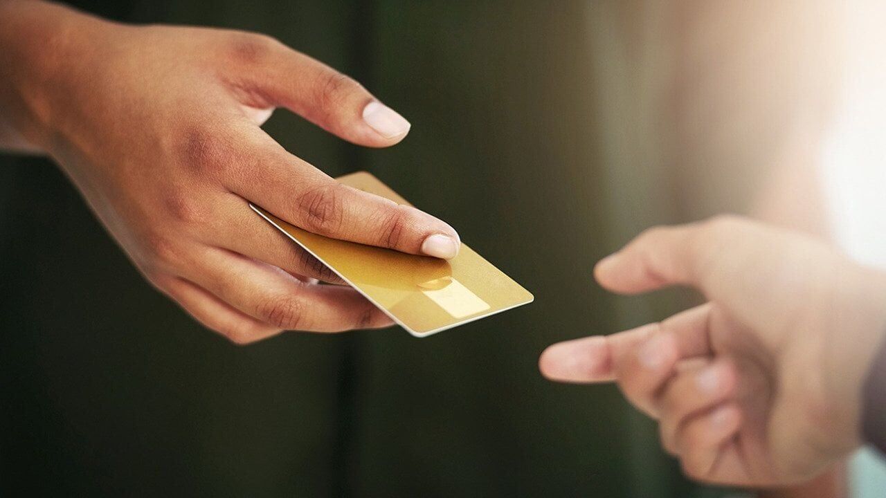Charge cards vs credit cards: 6 key differences every business should know