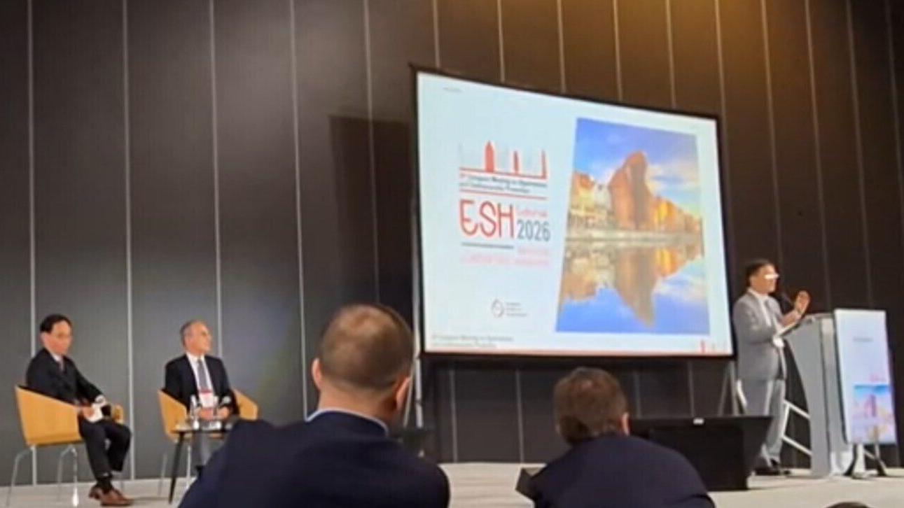 At the European Society of Hypertension symposium, a speaker introduces the research findings of 'CART BP pro' to the attendees.