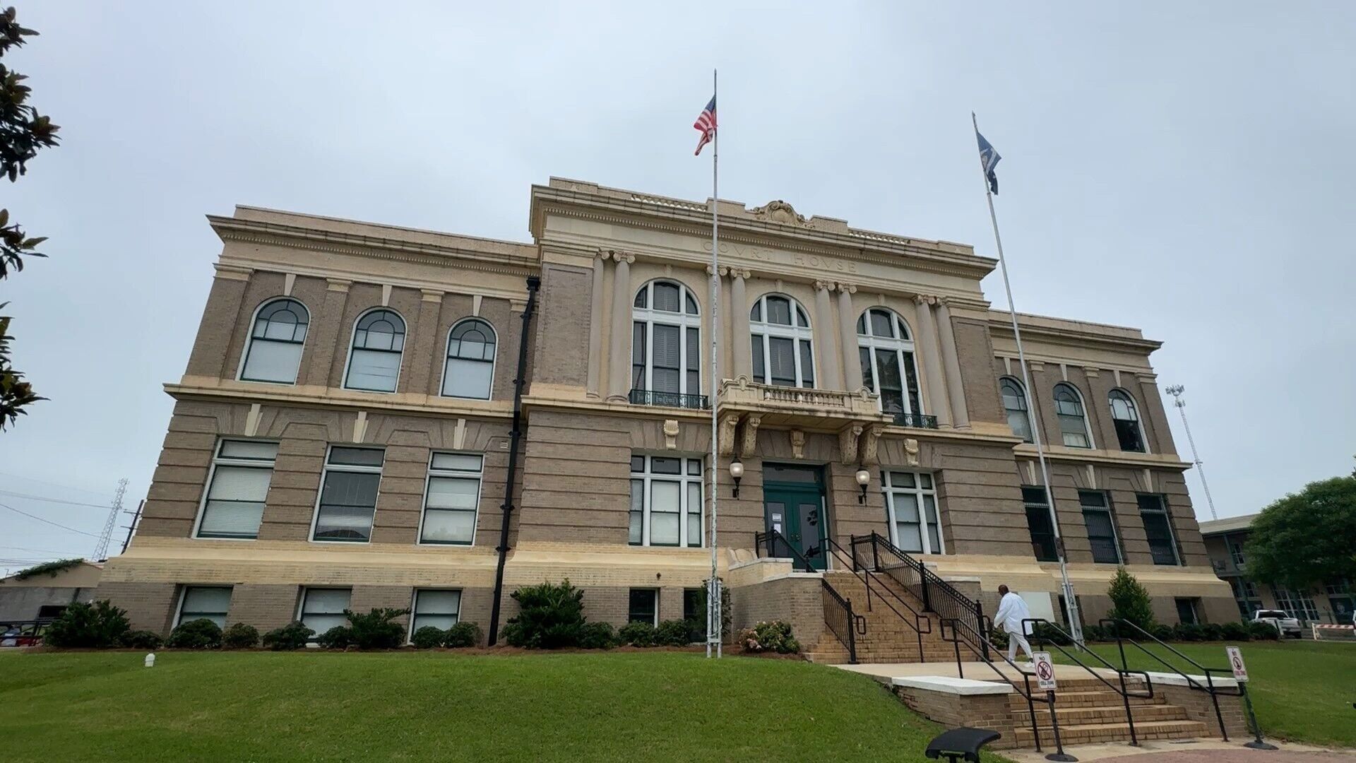 DeSoto Parish Courthouse - one person going inside