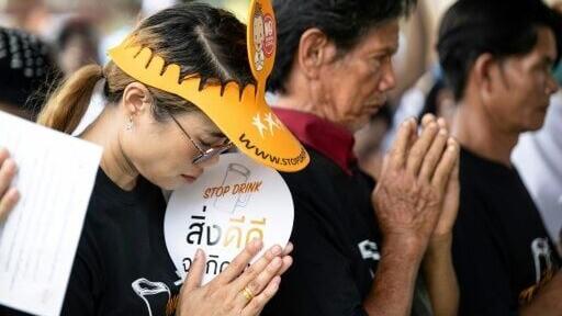 Wassana Nak-umma (L) pledges to abstain from drinking alcohol for three months at the beginning of Buddhist Lent
