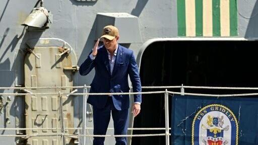 El secretario de Defensa de Estados Unidos, Pete Hegseth, saluda desde un buque de guerra estadounidense durante los ejercicios militares Panamax 2026 en Ciudad de Panama, Panamá, el 13 de agosto de 2026