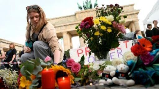 In a vigil, hundreds of people packed out the square in front of the Brandenburg Gate