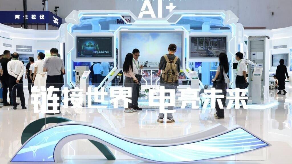 On June 22, visitors toured the Clean Energy Chain exhibition area at the CISCE. (Photo by Xinhua reporter Zhang Chenlin)