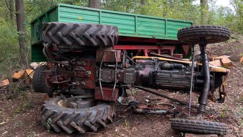 Wypadek w lesie w Miłogoszczy. Traktor przygniótł 35-latka