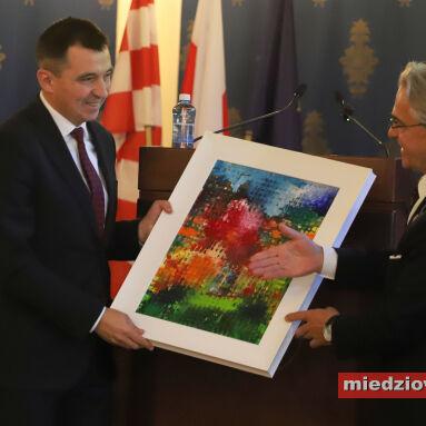 Majewski namalował obrazy dla prezydenta i posła. Impresja głogowska dla prezydenta. Kotlańska