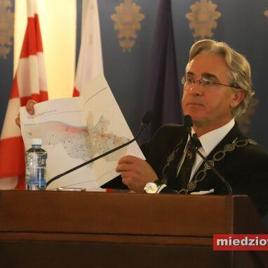 Polityczne przepychanki na mównicy. Rybak: Jeśli kogoś widzimy w koparce, to nie znaczy że jest budowlańcem